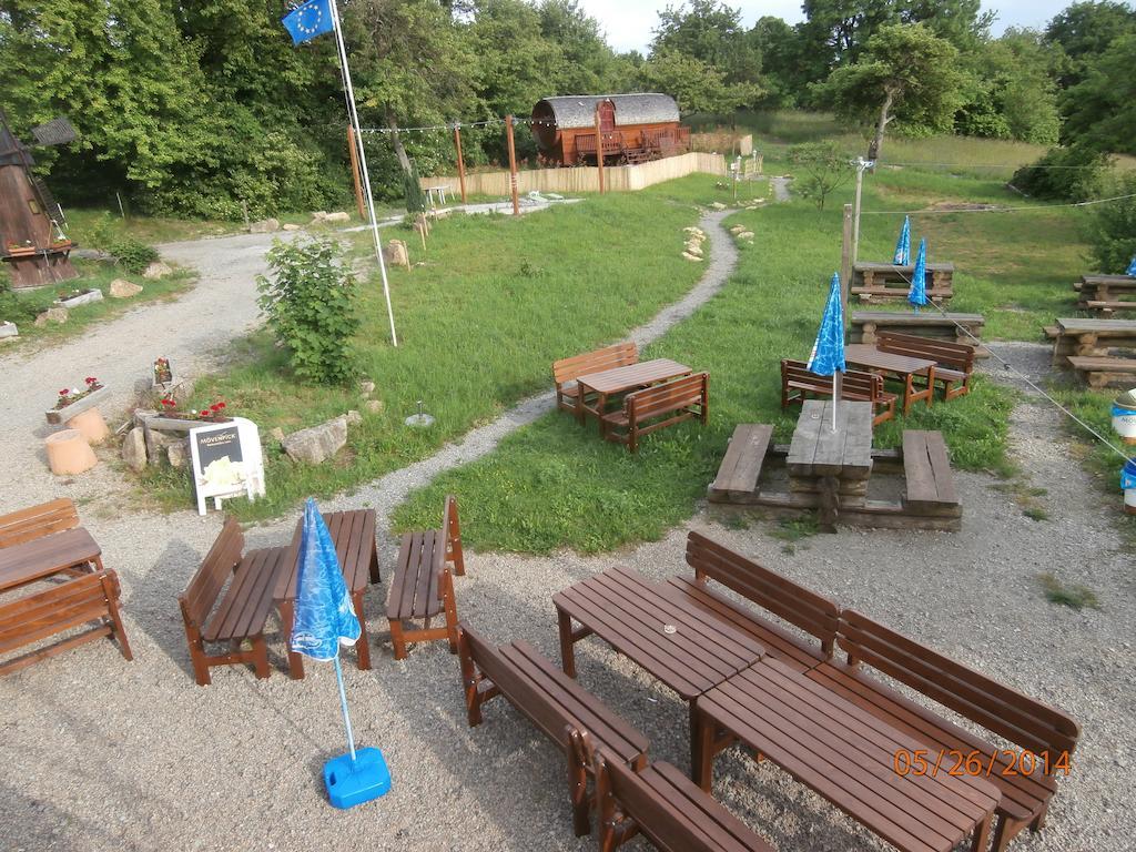 Le Chalet Du Chemin Et Sa Roulotte Berviller-en-Moselle Eksteriør bilde